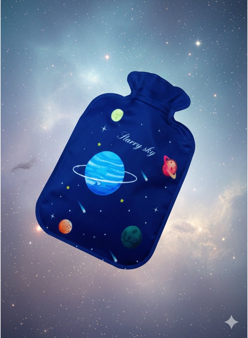 كمادة حرارية حارة وساخنة قابلة لإعادة الاستخدام - كيس ماء ساخن عالي الجودة لتخفيف الألم وتدفئة الجسم - كمادة مائية بتصميم الفضاء مثالية الحجم لعلاج آلام الظهر والبطن والكتف والركبة والقدم - كيس للماء الحار (كمادة مويه) مزود بغطاء محكم الغلق لحفظ الحرارة وتخفيف التورم والتقلصات والحمى - تصميم "لون الفضاء" أزرق جذاب. - Image 1